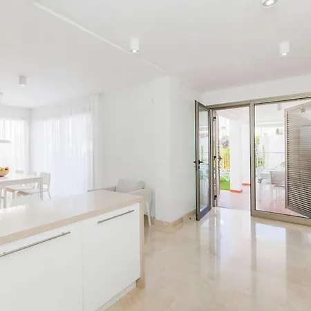 Luxury Private Garden Apartment In Magnolia Golf アデーヘ